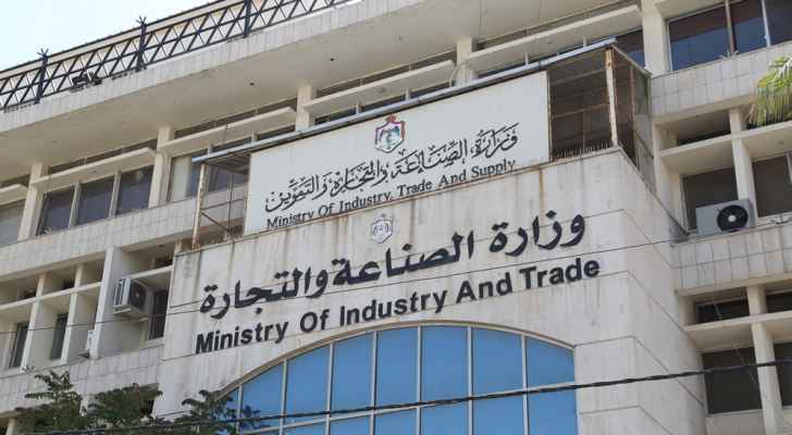الصناعة والتجارة: عمليات الرقابة على المحلات التجارية مستمرة خلال عطلة العيد