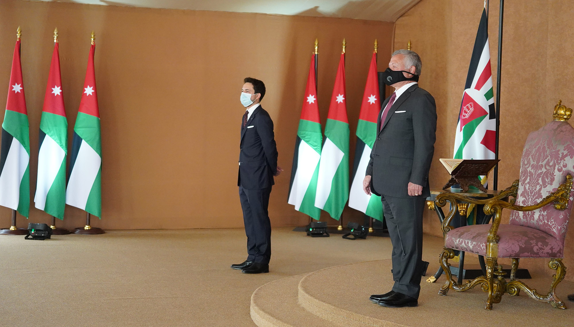 إلتزام بقواعد التباعد الاجتماعي اثناء تأدية اليمين الدستورية