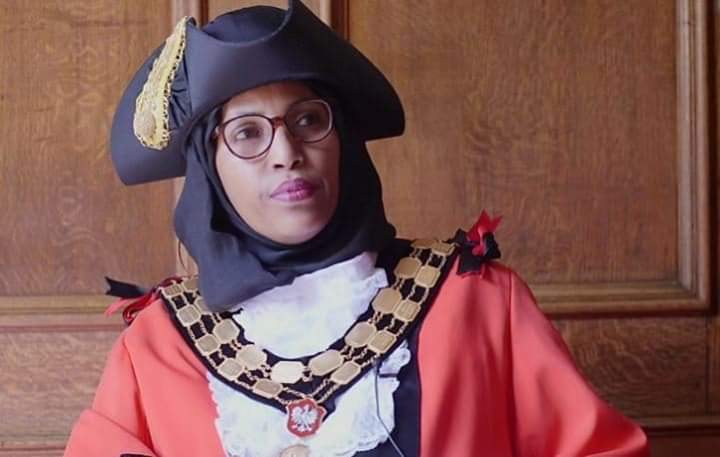 أول رئيسة بلدية محجبة في لندن تقرر الاستقالة