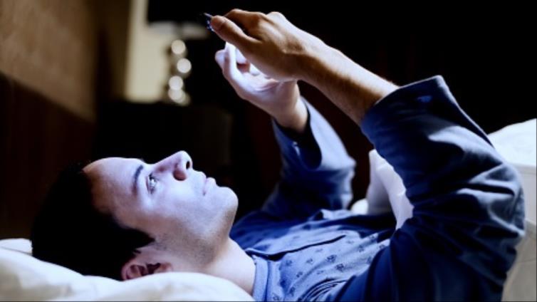 كيف نقلل من ضرر الهواتف على البصر؟