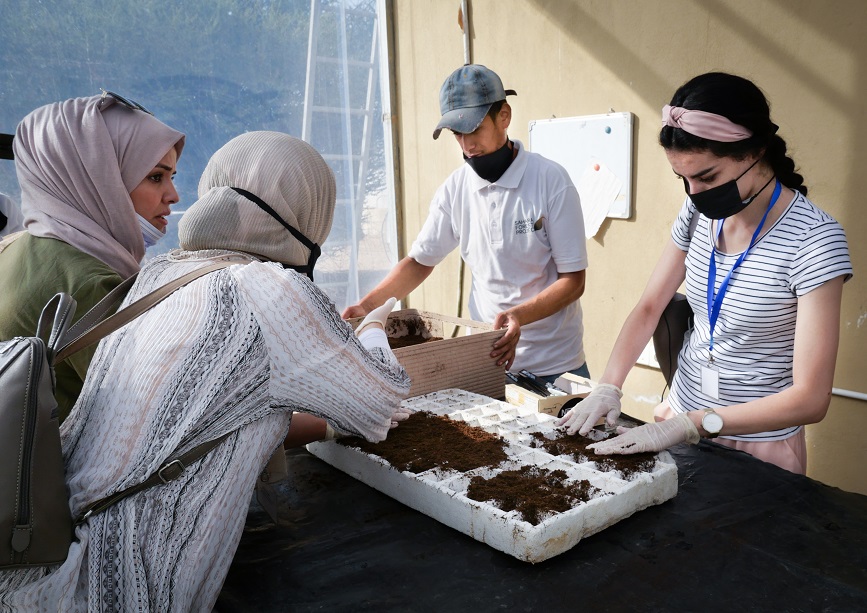 طالبات يتدربن على تكنولوجيا الزراعة في منشأة فريدة من نوعها في العقبة