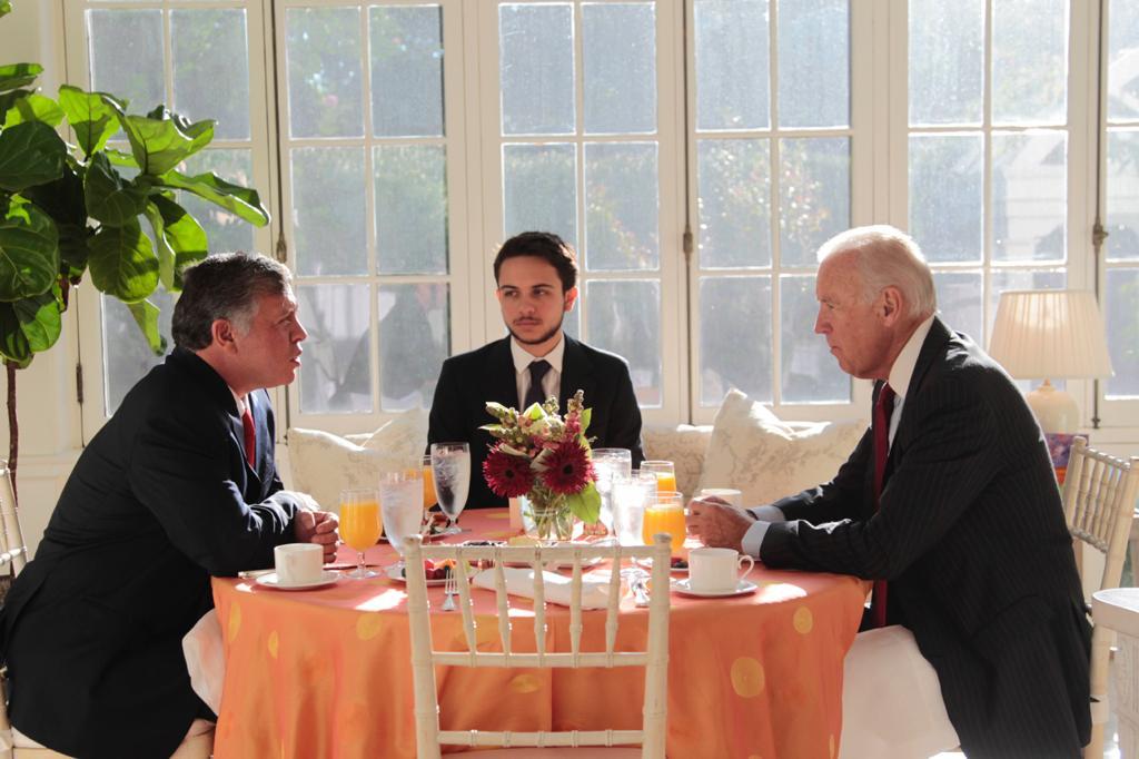 الملك مهنئاً بايدن : نتطلع للعمل على تطوير الشراكة التاريخية بين الأردن والولايات المتحدة