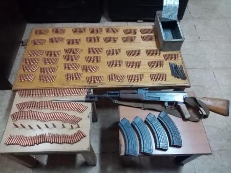 إلقاء القبض على خمسة أشخاص بحوزتهم 7 أسلحة نارية