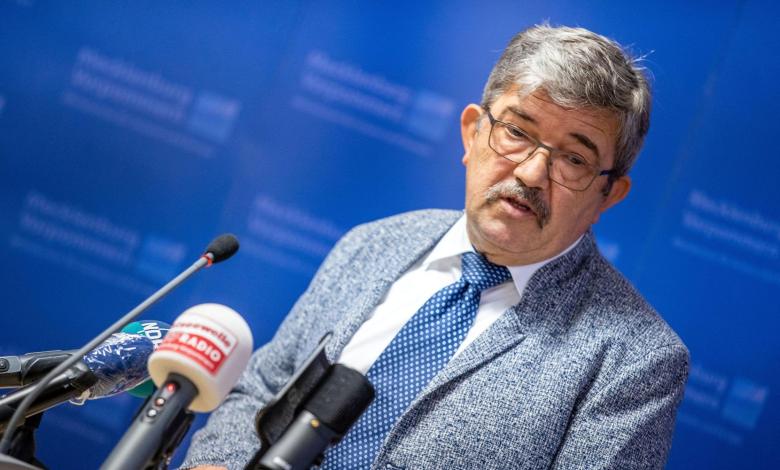 إستقالة وزير داخلية ولاية مكلنبورغ الألمانية لشرائه سلاحا من يميني متطرف