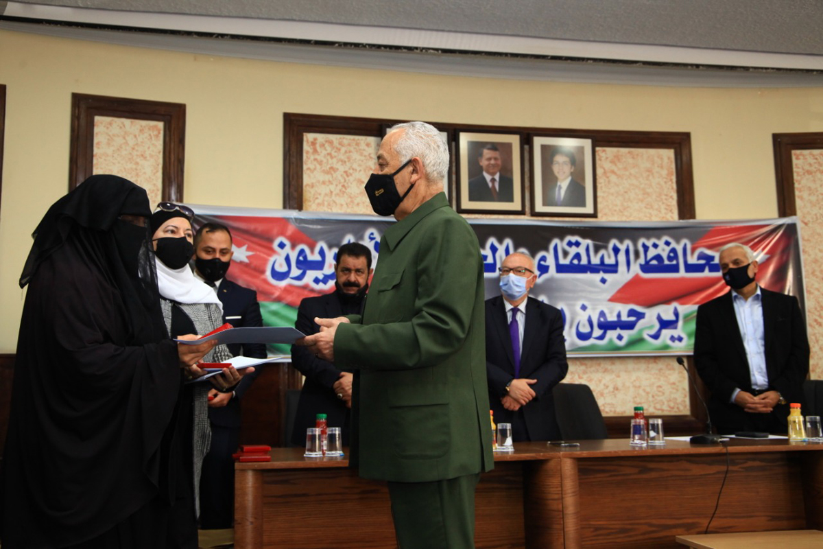 العيسوي يسلّم 16 مسكناً لأسر عفيفة في السلط ودير علّا