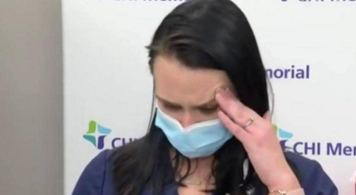 ممرضة أمريكية تتعرض للإغماء عقب تلقيها لقاح فيروس كورونا… فيديو