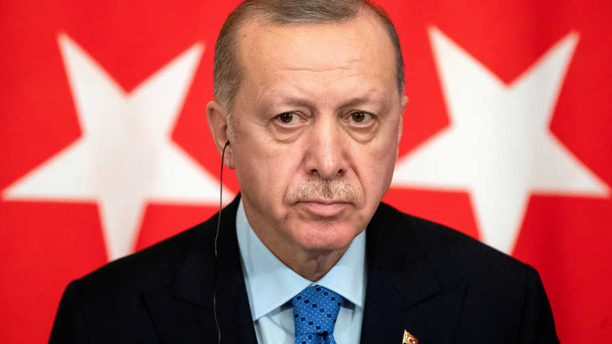 أردوغان يصف بعض النساء بـ "عارضات في فترينة " ورئيس حزب الشعب المعارض يطالبه بالإعتذار