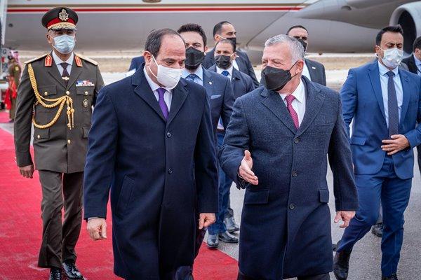 الملك وولي العهد يستقبلان السيسي