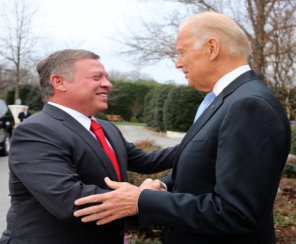 الملك مهنئاً بايدن : نقدر عاليا الشراكة الاستراتيجية والصداقة الدائمة مع الولايات المتحدة الأمريكية