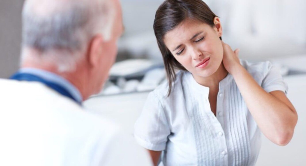 آلام وتصلب الرقبة.. الأسباب والحلول