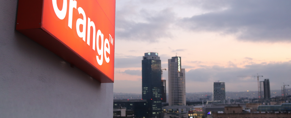 اورنج تنفي قيامها بزيادة أسعار بطاقات الشحن