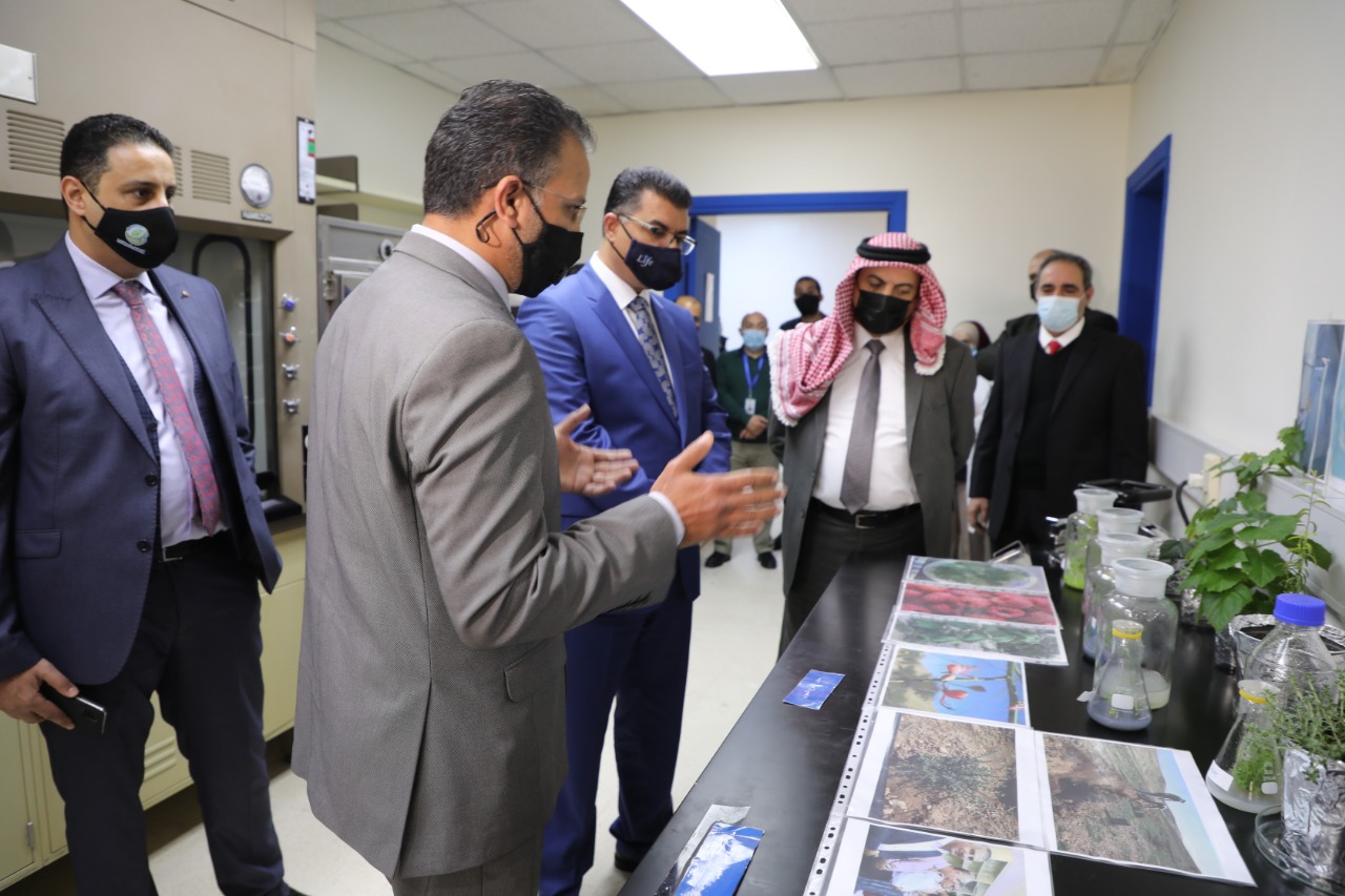 وزير الزراعة يفتتح مختبر الأنسجة في البحوث الزراعية