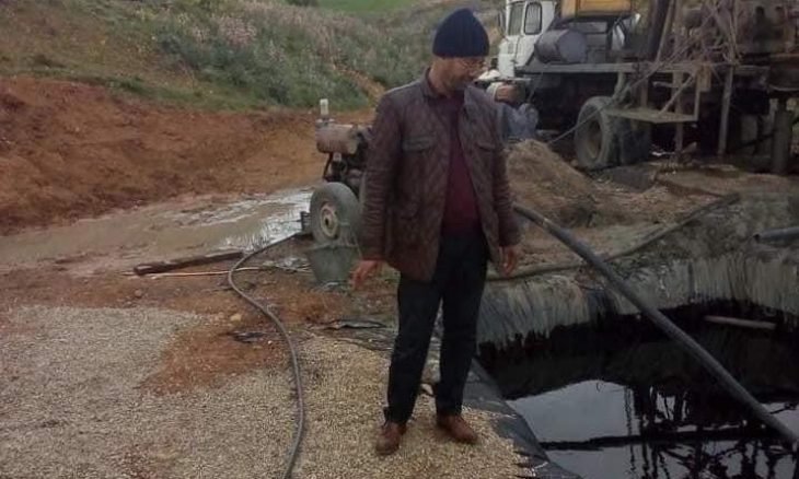 فلاح جزائري يعثر على البترول في حقله بدلا من الماء .. فيديو