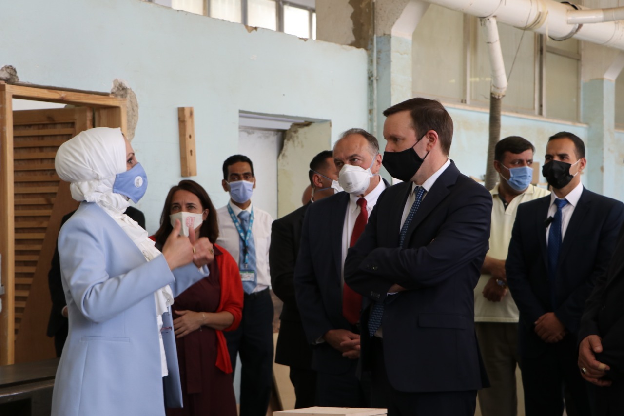 السناتور الأمريكي ميرفي يزور  مركز تدريب وادي السير التابع للأونروا في الأردن