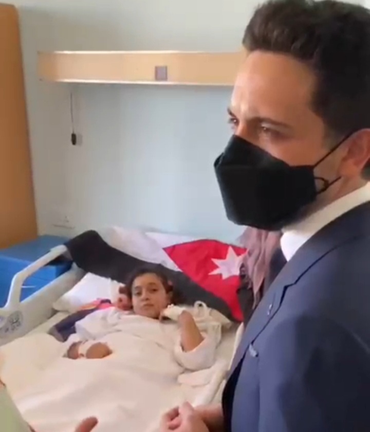 ولي العهد يزور الاطفال المصابين من غزة في المدينة الطبية