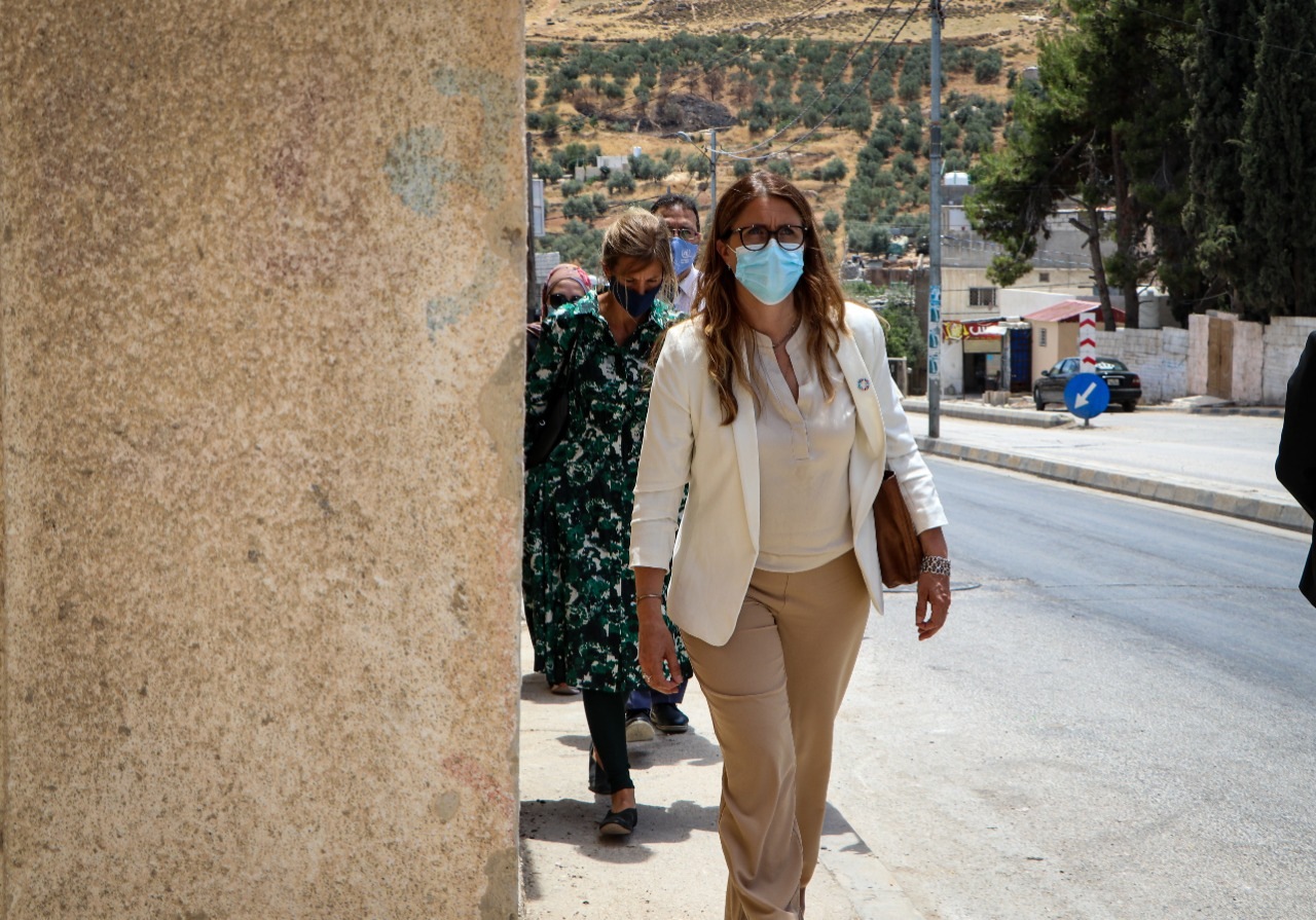 وزيرة سويدية تزور مخيم سوف في الأردن