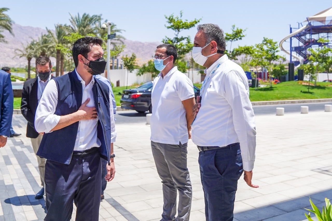 ولي العهد يشاهد مشغولات يدوية لأبناء وبنات العقبة في واحة آيلة