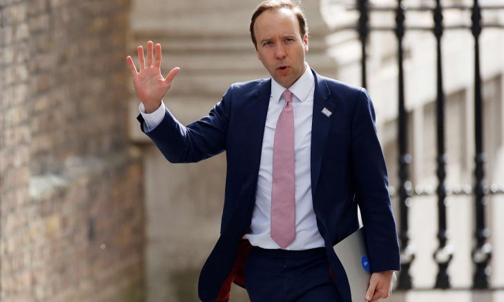 وزير الصحة البريطاني يستقيل بعد فضيحة “القبلة” مع مساعدته