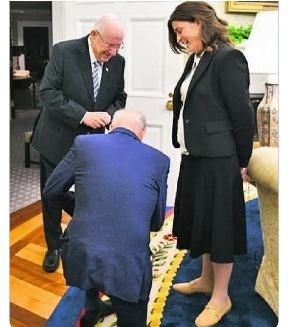 راكعا أمام مسؤولة إسرائيلية..صورة لبايدن تشعل مواقع التواصل