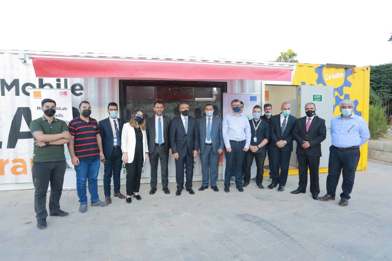 وزير السياحة يطلع على عمل مختبر التصنيع الرقمي المتنقل في جرش