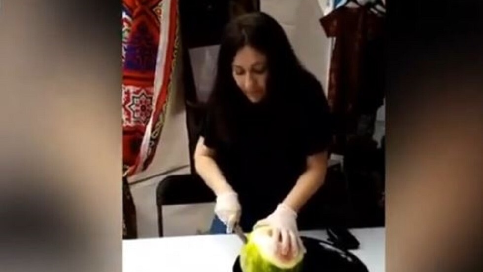 بعد فترة غياب طويلة عن الأضواء .. الفنانة جيهان فاضل تظهر في كندا توزع البطيخ