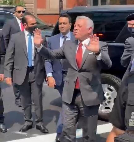 الملك يترجل من سيارته ليحيي أبناء الجالية الاردنية في أميركا... فيديو