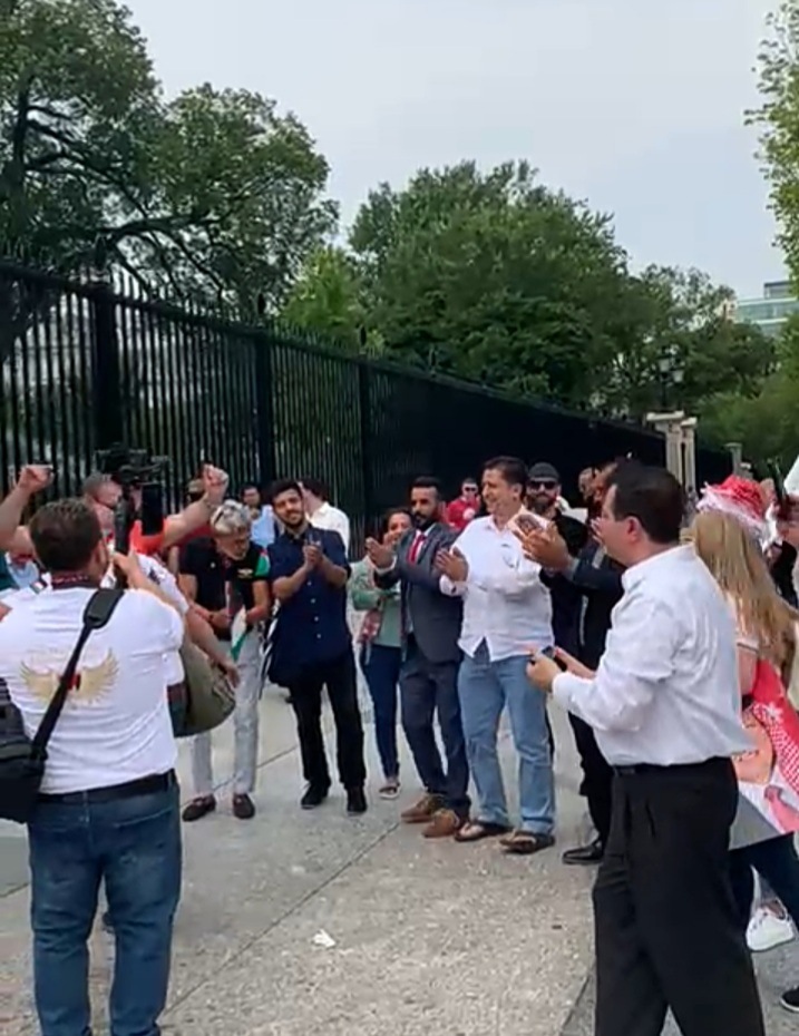 الاردنيون يحتفلون باستقبال جلالة الملك امام البيت الابيض