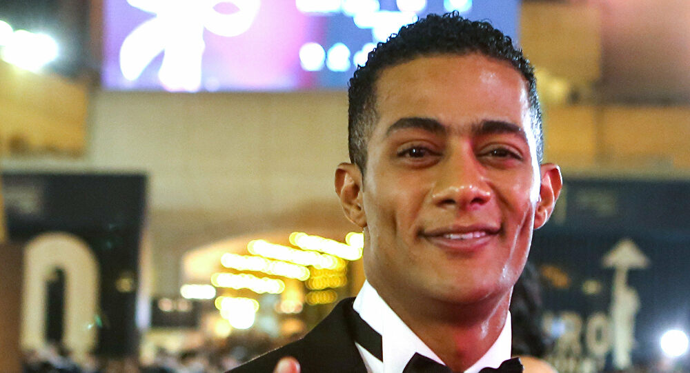 محمد رمضان يثير الجدل بسبب ما فعله في عزاء والدة زوجته !