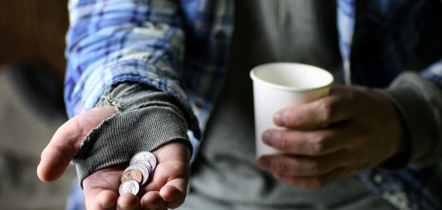 ضبط سيدة متسولة تمتلك 4 مركبات وحضانة أطفال