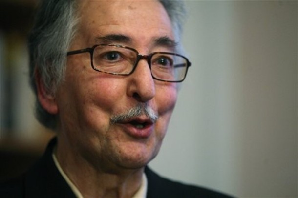 وفاة أول رئيس إيراني بعد الثورة في المنفى