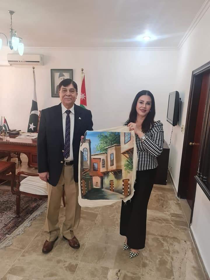 رئيسة جمعية الاخاء الاردنية العراقية شنكول قادر تلتقي السفير الباكستاني