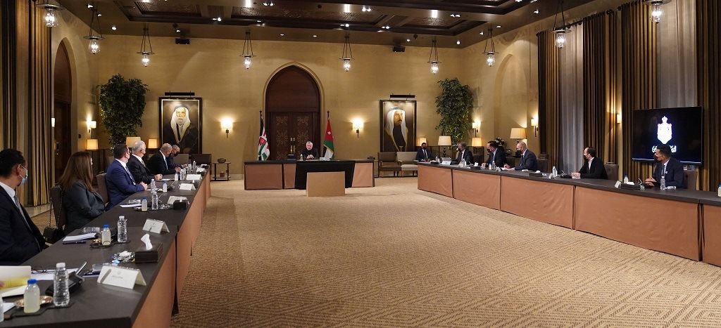 King meets start-up founders, voices pride in young Jordanian entrepreneurs