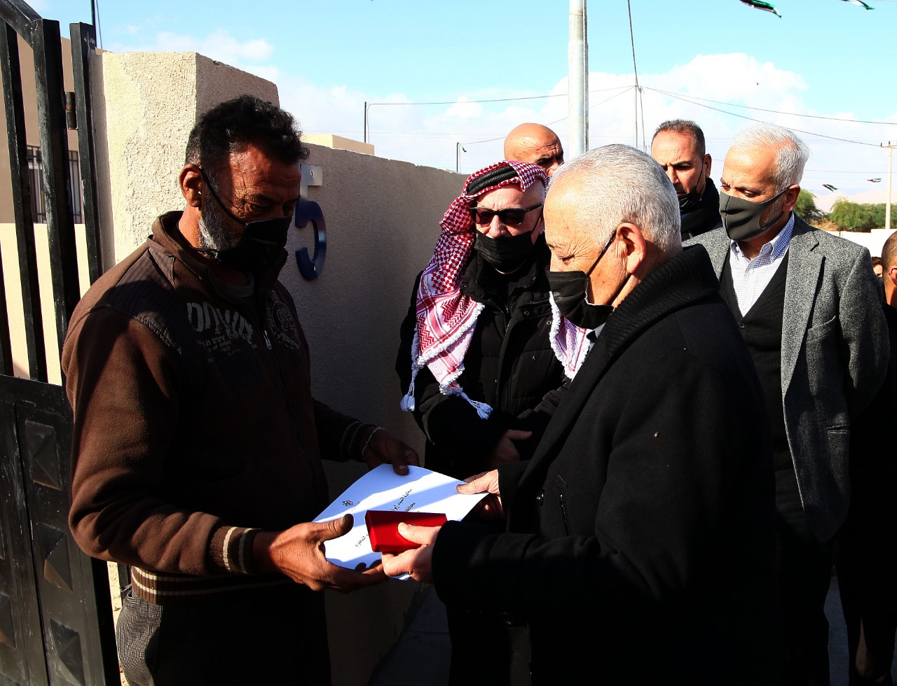 العيسوي يسلم 26 مسكنا لأسر عفيفة في الكرك ومادبا