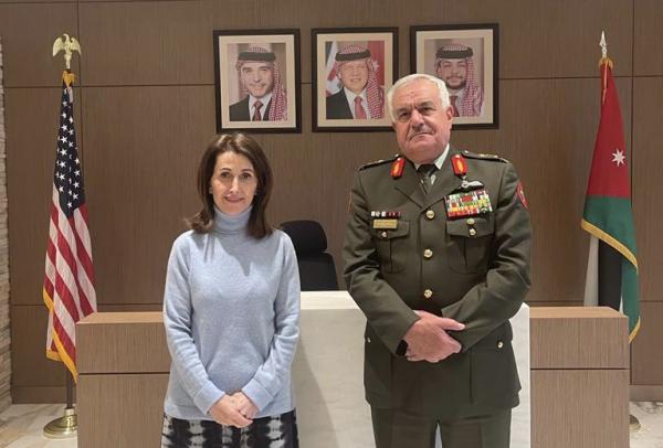 اللواء الحنيطي في واشنطن ..والسفيرة قعوار تؤكد : يتمتع الجيشان الأردني والأمريكي بتاريخ طويل من التعاون