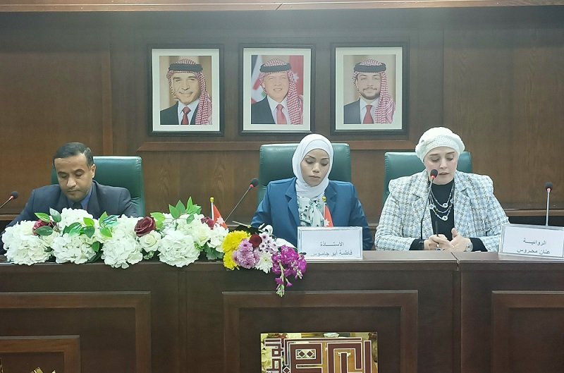 أبو جاموس توقع كتابها "أجعل لحياتك عنواناً"