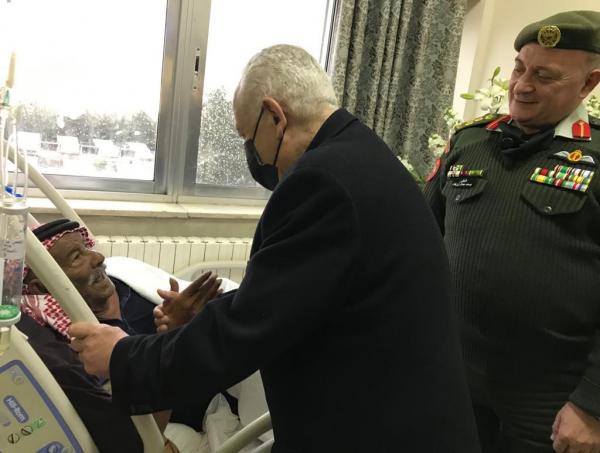 مندوبا عن الملك..العيسوي يطمئن على الوضع الصحي لأحد أبطال معركة اللطرون