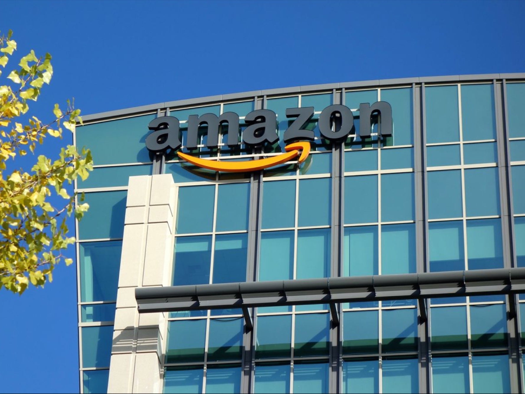 انخفاض حاد في رواتب موظفي "أمازون" بعد تراجع قيمة السهم
