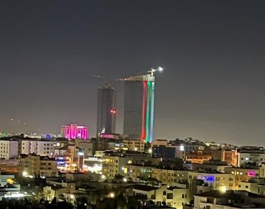 ألوان العلم الاردني تضيء عمان احتفالاً بحلول الشهر الكريم