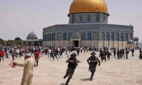 90 اصابة باقتحام المسجد الأقصى