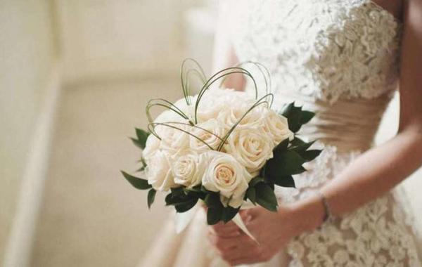 عريس يصل متأخرا إلى زفافه ويفاجأ بزواج العروس من قريبها!