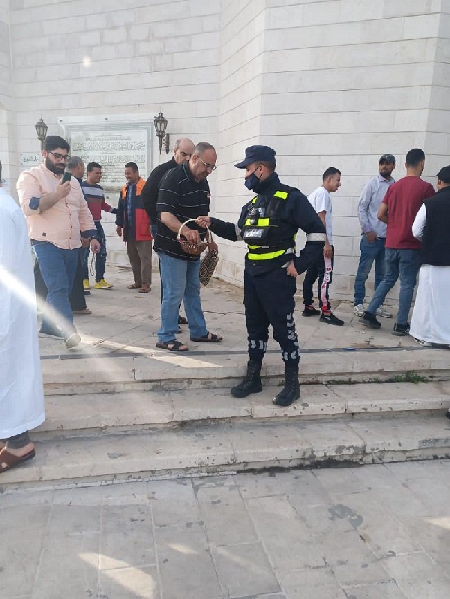 إدارة السير توزع الحلوى على المواطنين