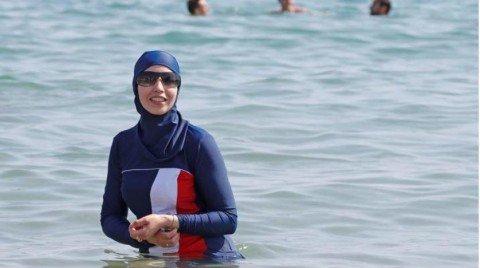 وزير الداخلية الفرنسي يطالب بإجراءات قانونية ضد سماح مدينة جرونوبل بارتداء البوركيني