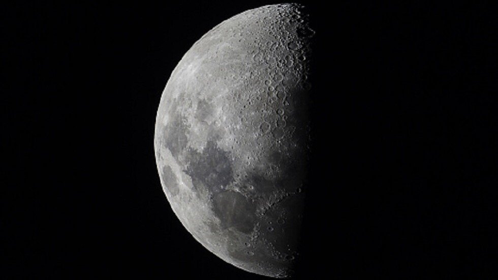 صور "انشقاق القمر" تثير جدلاً واسعاً على مواقع التواصل الاجتماعي