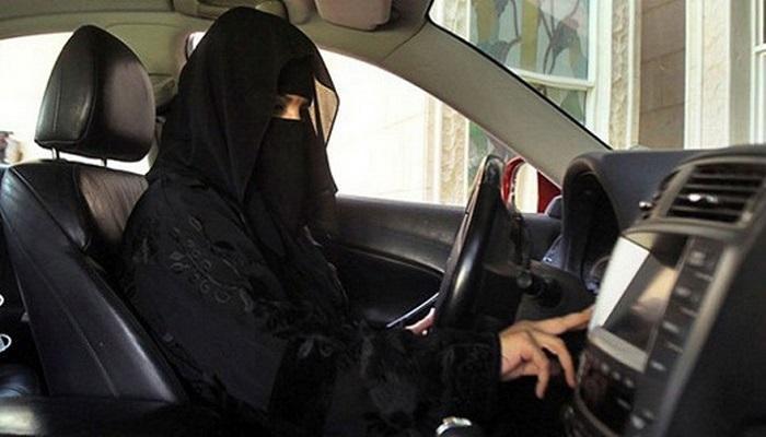 السعودية تسمح لسائقات الأجرة السعوديات بارتداء البنطال والقميص بدلا من العباءة