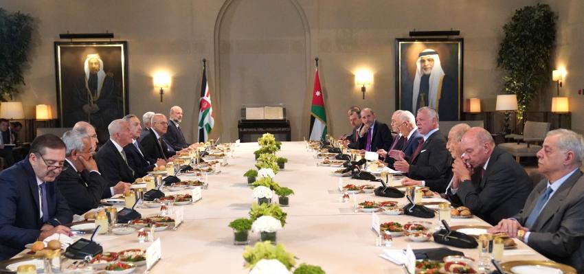 الملك خلال لقائه رؤساء وزراء سابقين:الأردن يحافظ على إدامة شبكة اتصالاته وعلاقاته مع الجميع