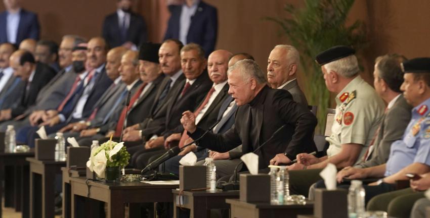 الملك يلتقي في الديوان الملكي الهاشمي عدداً من المتقاعدين العسكريين