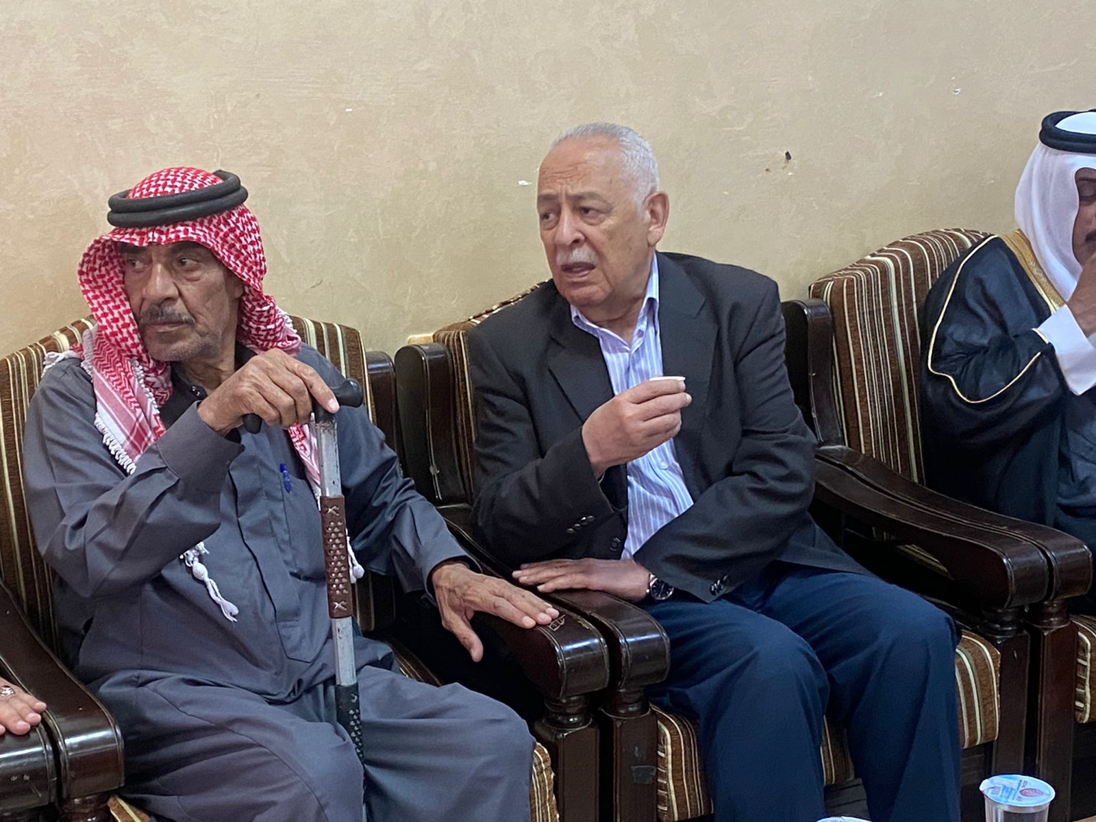 بتوجيهات ملكية..العيسوي يقدم واجب العزاء لأهل الشهيد جميل السيايدة