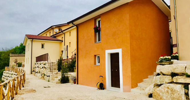 مَن الرجل الذي اشترى قرية بأكملها في إيطاليا؟ ولماذا؟