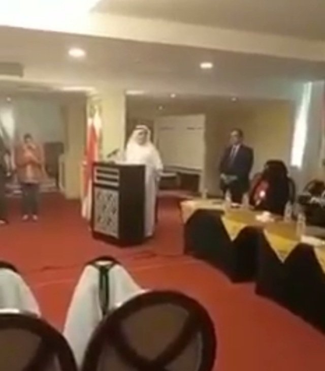 وفاة رجل أعمال سعودي أثناء إلقاء كلمته..فيديو