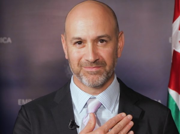 السفارة الامريكية تتيح المزيد من مواعيد التأشيرات قريباً